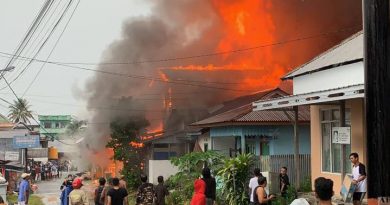 Api cepat membesar masyarakat berusaha untuk menyelamatkan barang saat kejadian kebakaran di Selumit Tarakan
