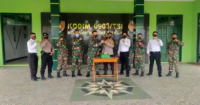 Polres Bulungan Beri Kejutan Kue Ulang Tahun Pada Kodim 0903/Tsr Di HUT TNI Ke-75