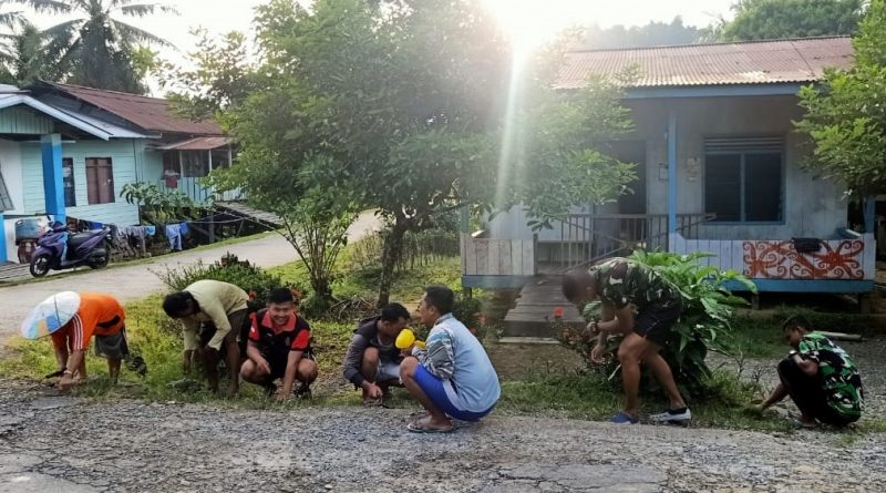 Saat Istirahat, Anggota Satgas TMMD Ke-109 Wiltas Kodim Malinau Luangkan Waktu Bantu Orang Tua Asuh
