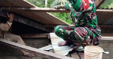 Babinsa Desa Kelubir Bantu Perbaikan Rumah Warga