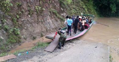 Babinsa Koramil 0903-02/Peso Bantu Anak Sekolah Seberangi Sungai Dengan Menggunakan Perahu