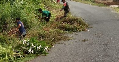 Babinsa Sekatak Bengara Bersama Warga Melaksanakan Gotong Royong Pembersihan Kanan Kiri Jalan Desa