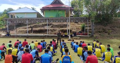 Babinsa Koramil 0903-04/Tpu Berikan Pelatihan PBB pada Kegiatan MPLS di SMA N 1 Tanjung Palas Utara